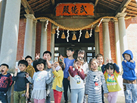 大鯊魚班：第2週校園散步、主題語文、武德殿健行圖片(另開新視窗)
